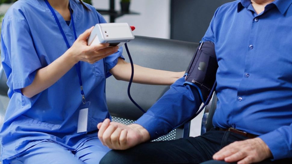 Noile reglementări din SUA transformă peste noapte milioane de oameni sănătoși în bolnavi cronici pe pastile