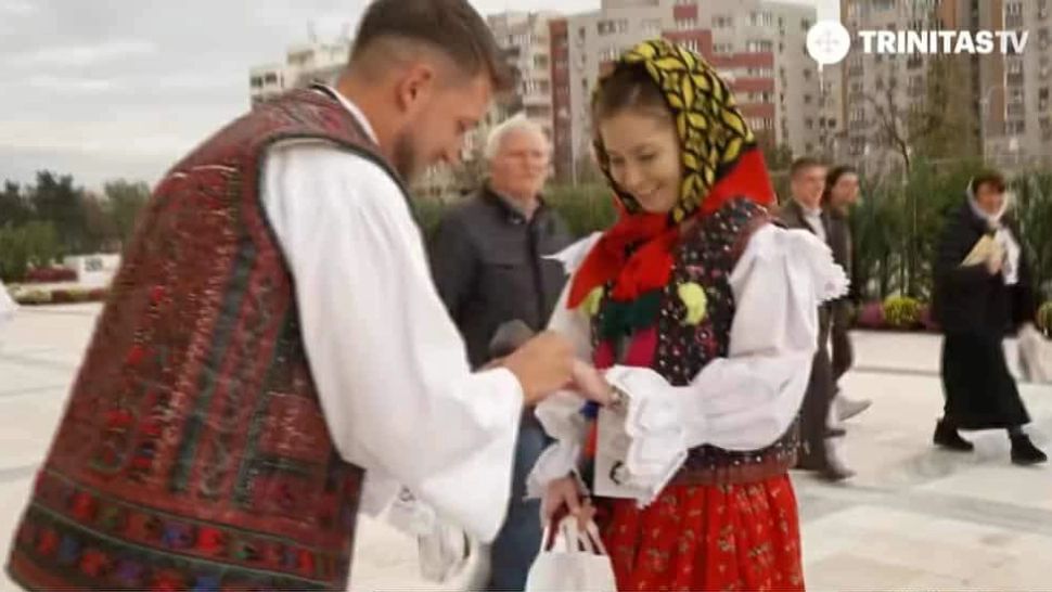  Cerere în căsătorie emoționantă pe treptele Catedralei Naționale. Un tânăr și-a surprins iubita într-un moment de neuitat - VIDEO