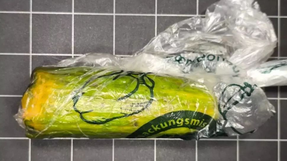 Țeapă de 3.000 de euro în Germania. A comandat o monedă de aur, dar a primit un castravete vechi