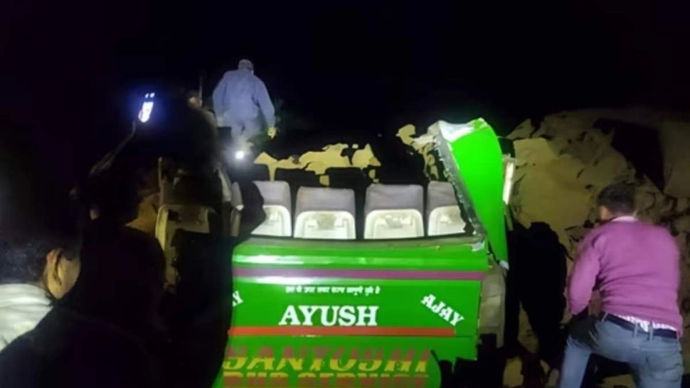 Tragedie în India: 15 morți, printre care doi copii, după ce un autocar a fost surprins de o alunecare de teren