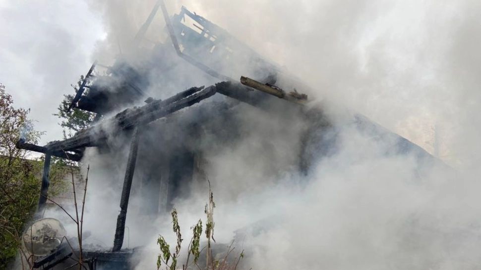 Incediu de proporții într-o gospodărie din Piteşti. O persoană a suferit mai multe arsuri pe mâni, picioare și față 