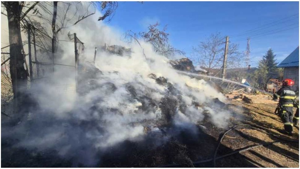 Incendiu de proporții într-o gospodărie din județul Botoșani. 35 de tone de furaje au fost distruse 