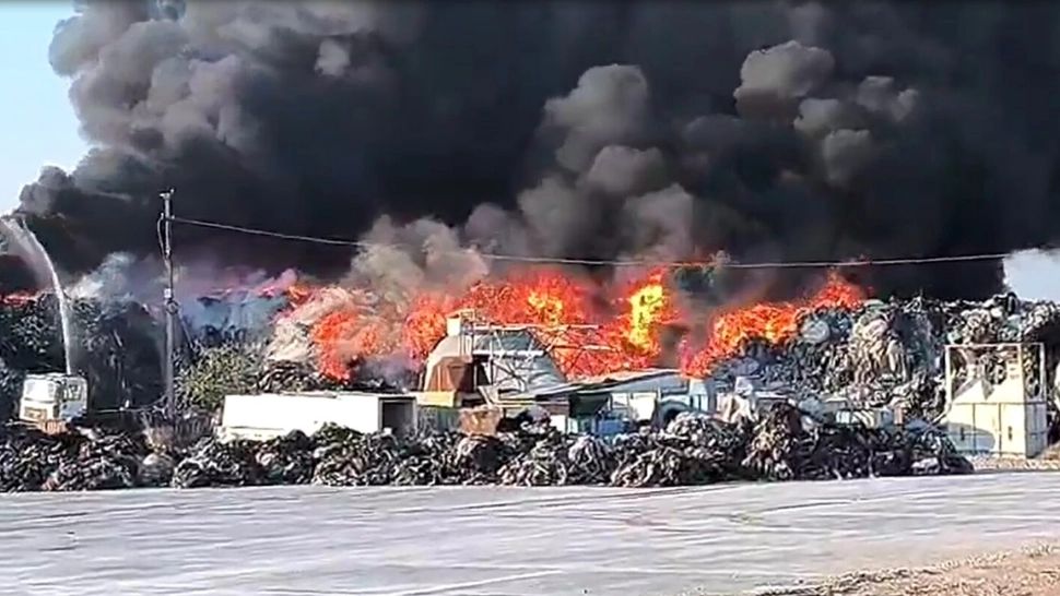 Incendiu devastator la un depozit din județul Prahova. Ard suprafețe mari de deșeuri, fumul dens a întunecat cerul - VIDEO