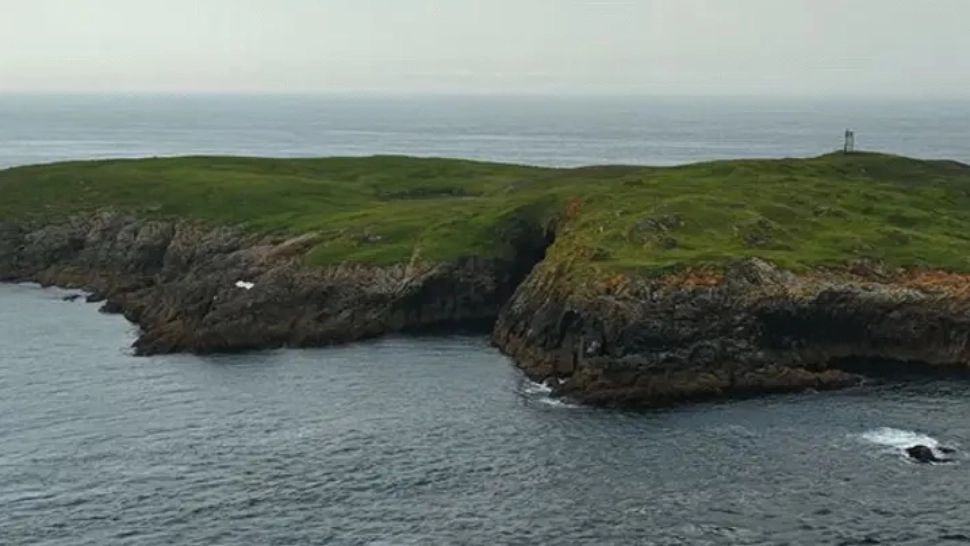O insulă scoțiană se vinde la preț de apartament. Fără vecini, fără drumuri, doar oceanul în jur