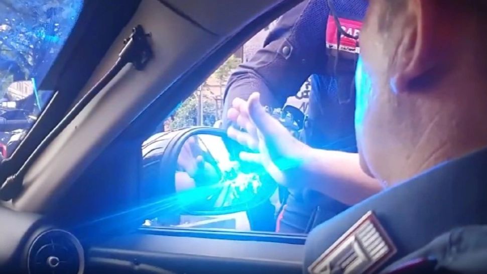 Două românce, amenințate cu arma și forțate să consume cocaină