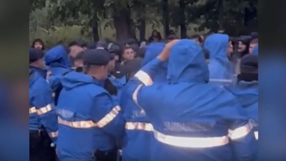 Scandal pe stadion. Suporterii elvețieni au aruncat cu pietre în jandarmi, forțele de ordine au ripostat cu gaze lacrimogene