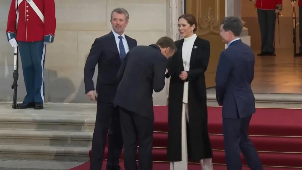 Gafă monumentală a lui Macron. I-a pupat mâna Reginei Danemarcei. Nicușor Dan, „uitat” la poza cu familia regală VIDEO