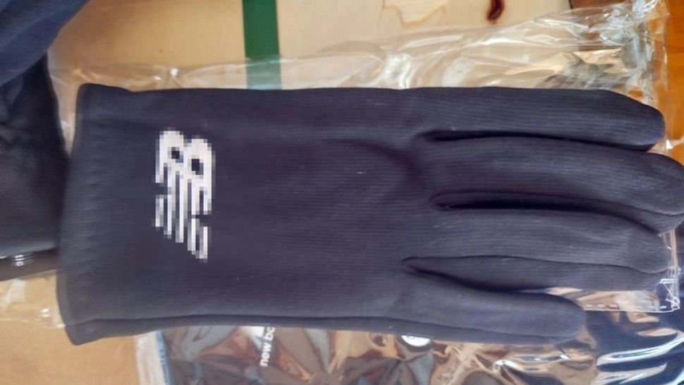 Captură uriașă de mărfuri suspecte de contrafacere: echipamente sportive și peste 13.000 de perechi de mănuși, descoperite la Isaccea și în Portul Constanța