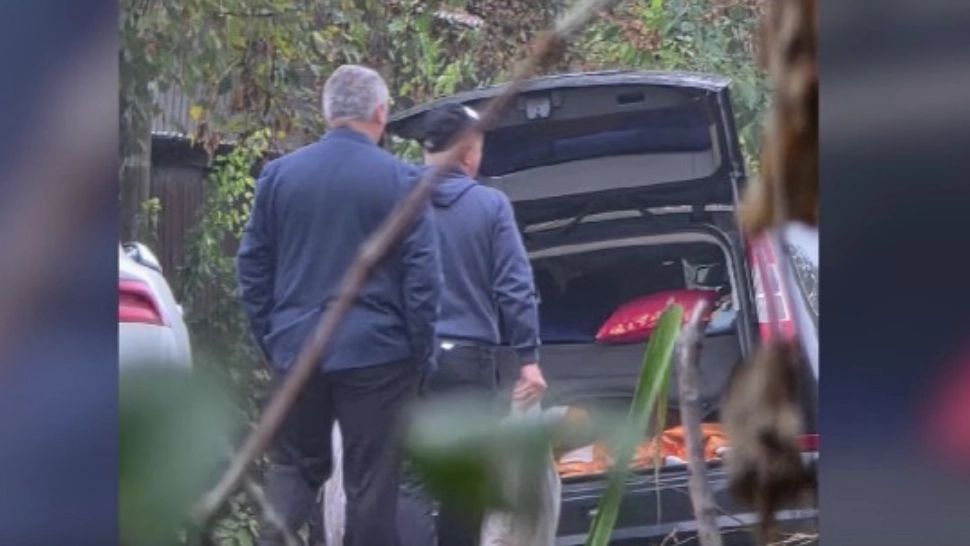 Director DSVSA Brăila, văzut în timp ce primea mită mâncare pentru câini. Marian Panțîru a fost prins în flagrant în parcarea unui magazin