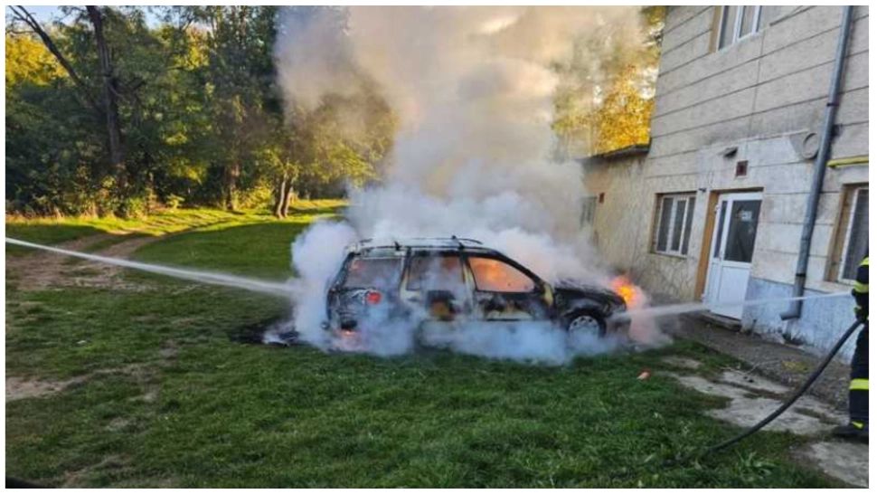 Panică în curtea unui liceu din județul Botoșani. O mașină a luat foc în urma unui scurtcircuit la instalația electrică