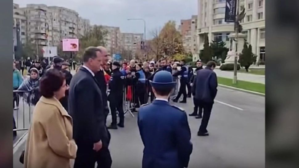 Ministrul Apărării, Ionuț Moșteanu, huiduit la plecarea de la sfințirea catedralei