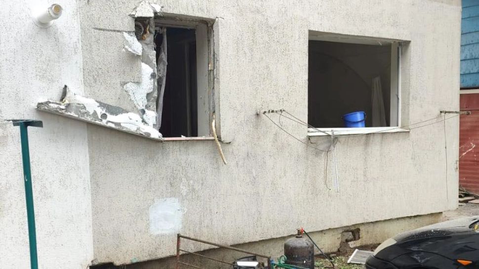  Explozie la parterul unui bloc de garsoniere din Murfatlar. Un bărbat de 65 de ani a fost dus la spital