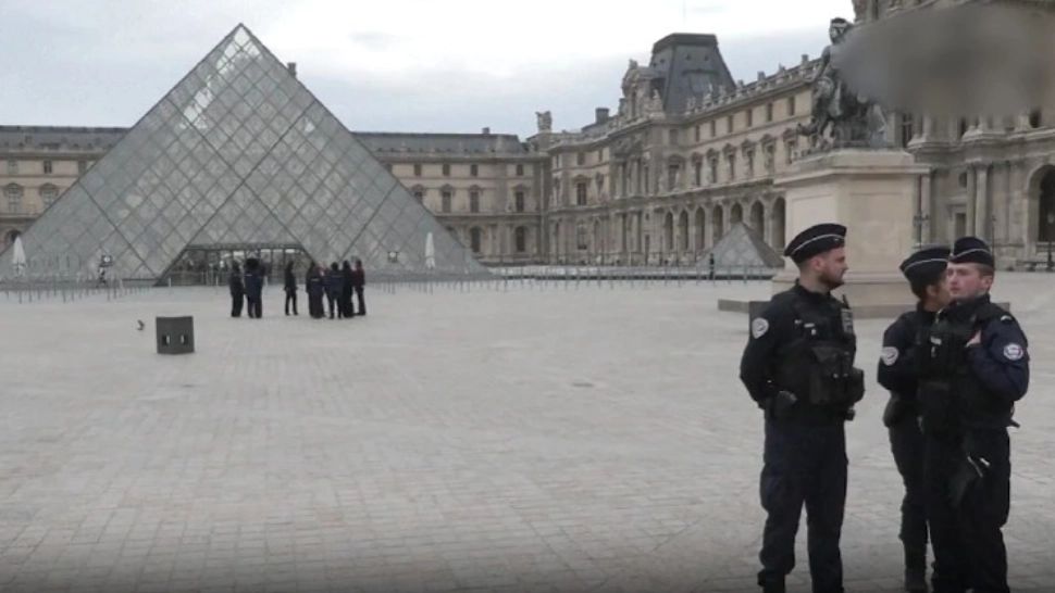 Unul dintre hoții care au jefuit LUVRU, surprins de un vizitator. Cel mai bine păzit muzeu din lume - ținta unui jaf fără precedent