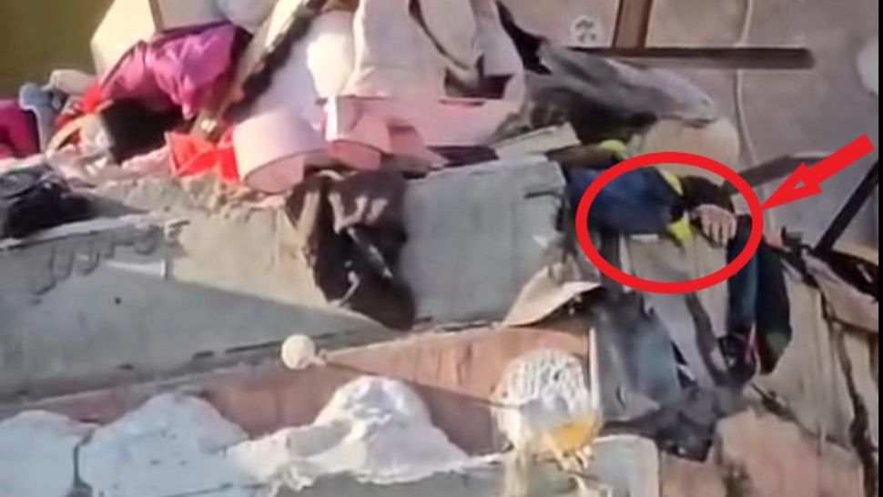 EXPLOZIA din Rahova. Imaginile groazei. Femeia care făcea cu mâna din apartamentul distrus a fost SALVATĂ | VIDEO