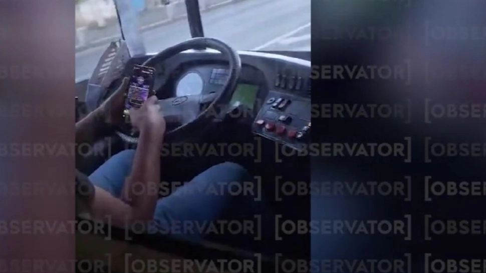 Un șofer STB, filmat în timp ce joacă la păcănele pe telefon în timpul cursei. Călătorii, revoltați: „Putea provoca o tragedie”