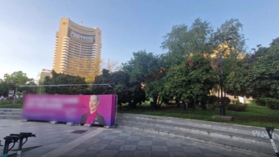 Reclame ilegale în București. Autoritățile ridică din umeri: de ce se dau jos atât de greu panourile?