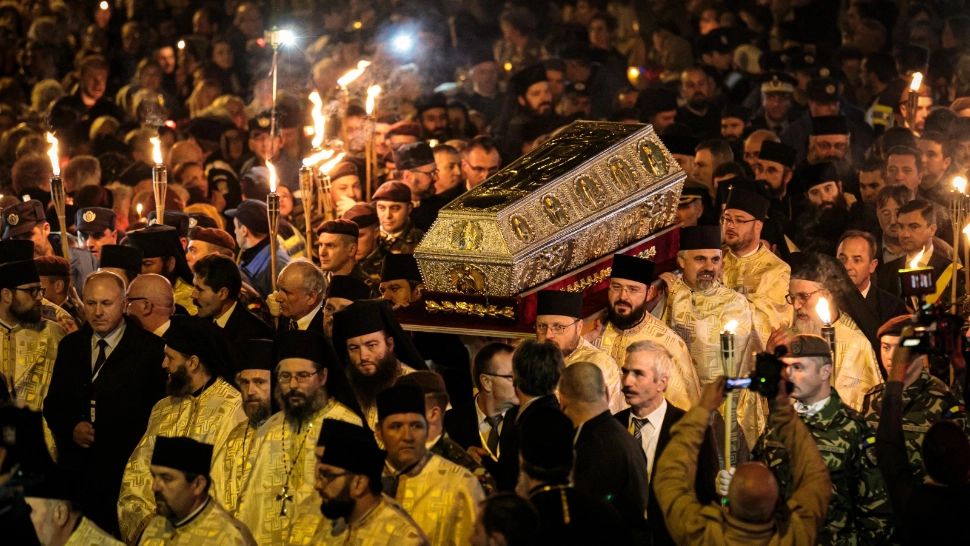 Sfânta Parascheva 2025. A început pelerinajul. Mii de oameni așteaptă a coadă. Programul complet | VIDEO