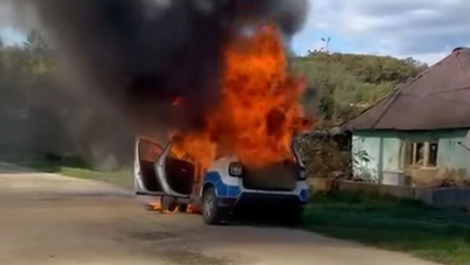Autospecială de poliție, distrusă de flăcări în timpul misiunii. VIDEO