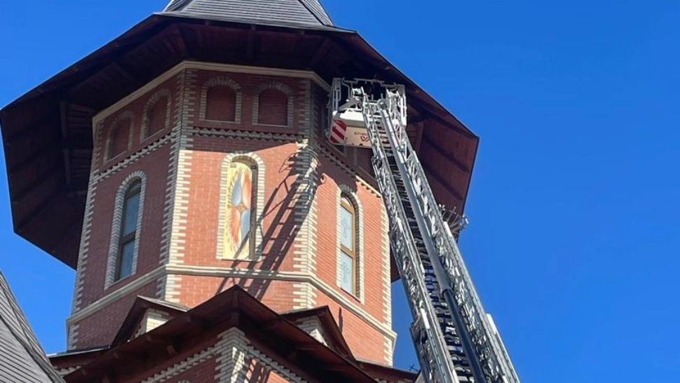 Intervenție a pompierilor la Humulești: elemente de construcție desprinse de pe turla unei biserici