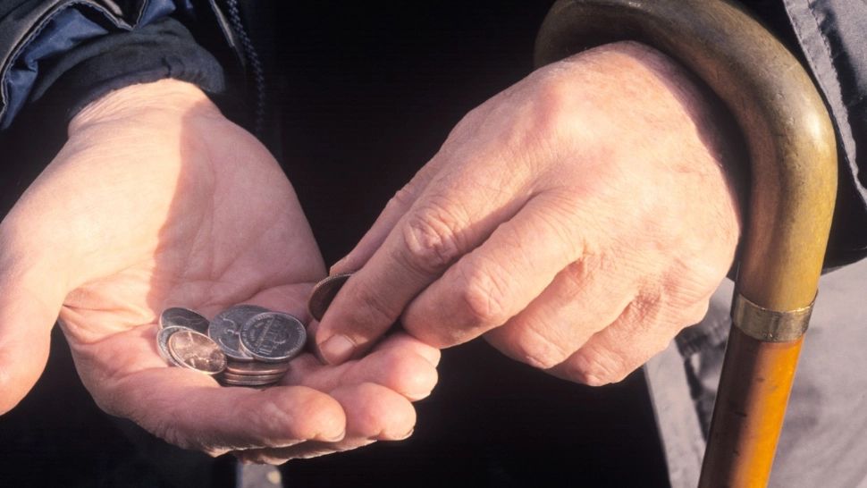 Bătrân lăsat fără 50.000 de lei după ce a fost înșelat de un fals medic. Metoda "Accidentul" face noi victime 