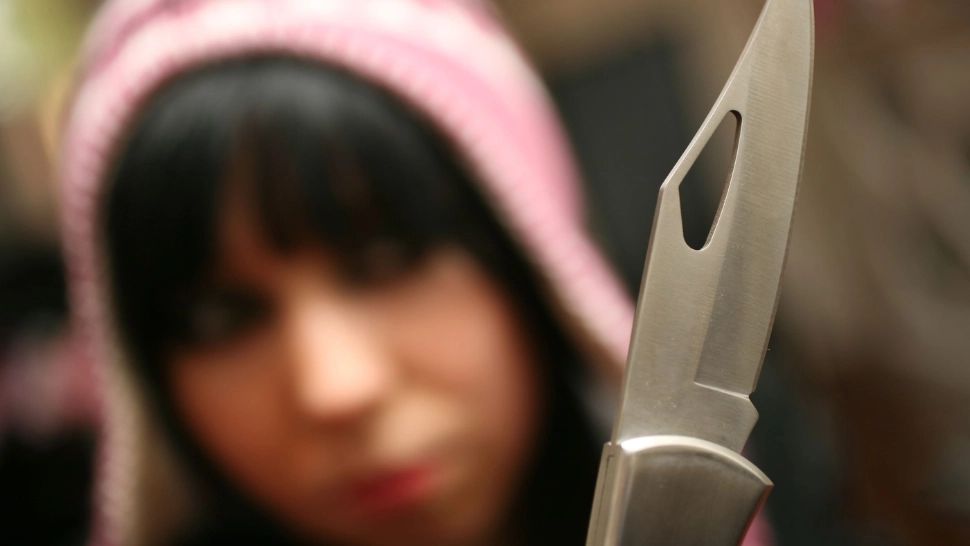 Tânăra care a amenințat cu briceagul un elev de 15 ani, pe holurile unei școli din Târgu Jiu, plasată sub control judiciar 