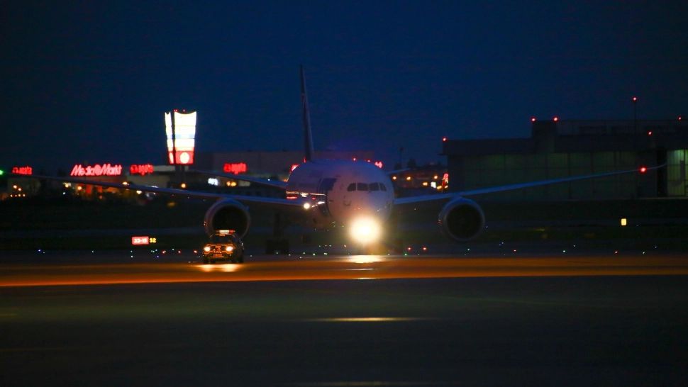 Adolescenți de 14 ani, sancționați de poliție după un gest imprundet: au îndreptat un fascicul laser spre cabina unui avion care ateriza 