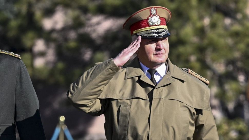 Șeful Statului Major: „Fiecare român ar trebui să știe să tragă cu arma și să aibă o rezervă de urgență acasă”