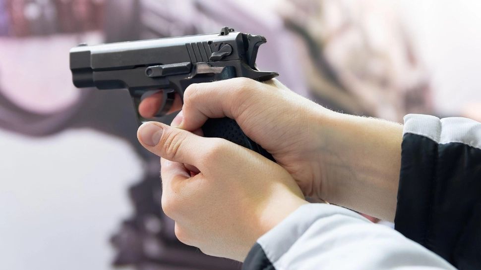 Rezerviștii, chemați în unitățile militare de trotinetistul Moșteanu, ca să tragă cu arma. Oamenii, nevoiți să stea la coadă, de la primele ore ale dimineții - VIDEO