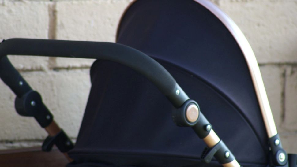 Starea fetiței de 2 ani a cărei mamă a fost ucisă pe trecerea de pietoni de un șofer vitezoman: ce spun medicii