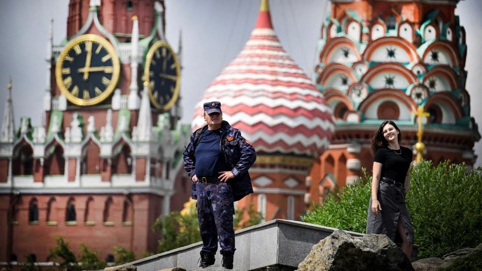 Kremlinul strânge cureaua. Rușii vor suporta costul războiului prin taxe suplimentare uriașe