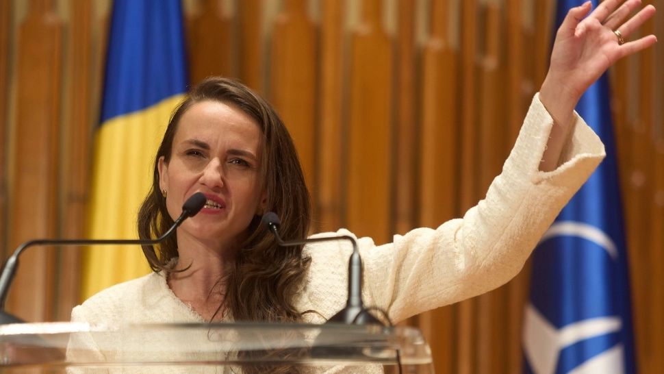 Ministra Rezist de la Externe, pusă pe fugă de două întrebări ale reporterilor. Anularea alegerilor, una dintre ele - VIDEO