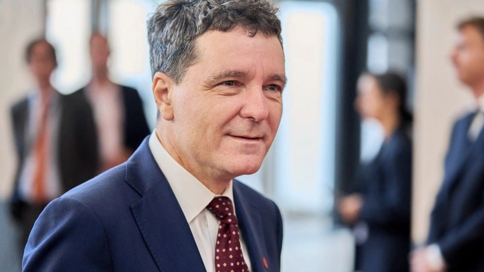 În timp ce rezerviștii sunt ținuți la cozi în frig, Nicușor Dan discută cu elitele europene despre sprijinul pentru Ucraina