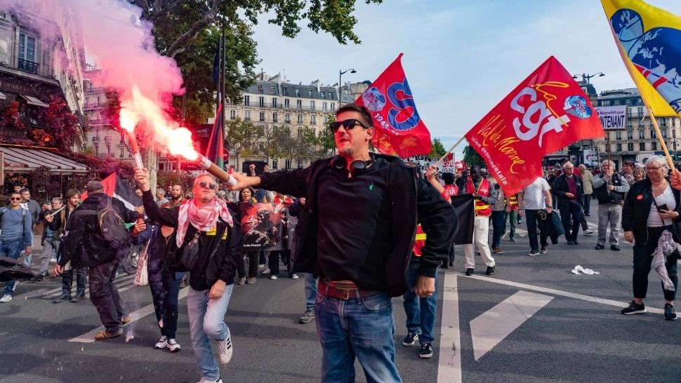 Franța a dat în clocot: mii de oameni au protestat în stradă, în timp ce Macron se plimba la Copenhaga