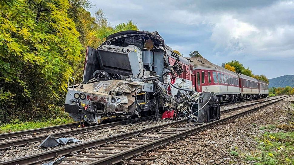 Accident grav pe calea ferată! Cel puțin 66 de persoane rănite după ce două trenuri s-au ciocnit, în estul Slovaciei: imagini șocante 
