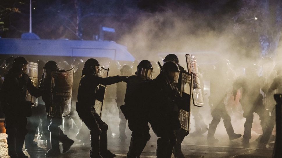 Lupte de stradă înaintea meciului de fotbal Italia - Israel, forțele de ordine au intervenit în forță - VIDEO