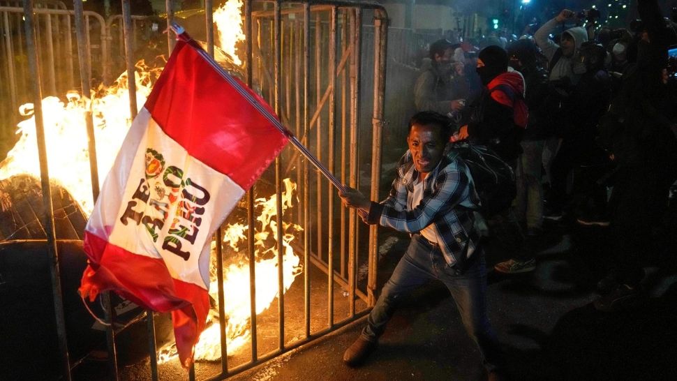 Peru a declarat stare de urgență după protestele violente care au zguduit capitala 
