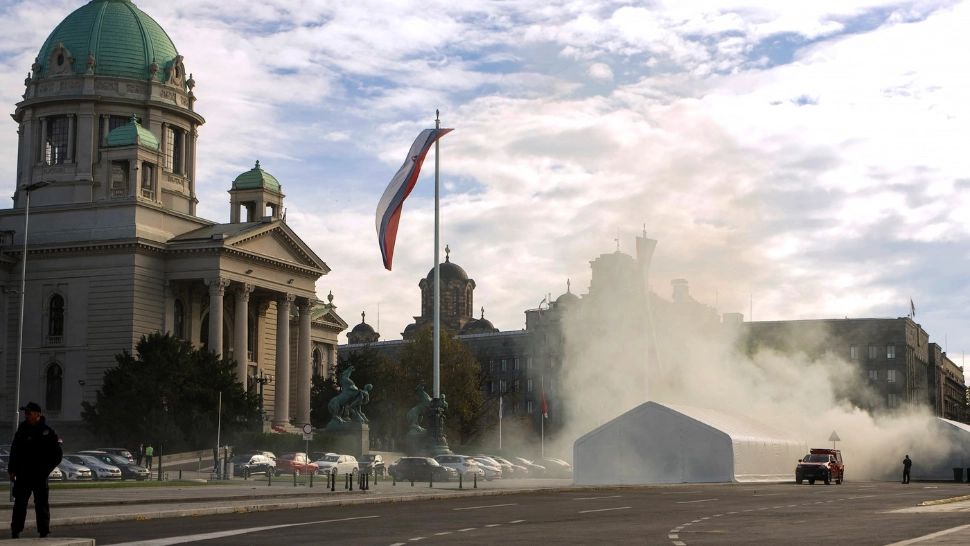 Focuri de armă în fața Parlamentului Serbiei. Atacatorul a țintit tabăra pro-Vucic, corturile taberei au fost incendiate