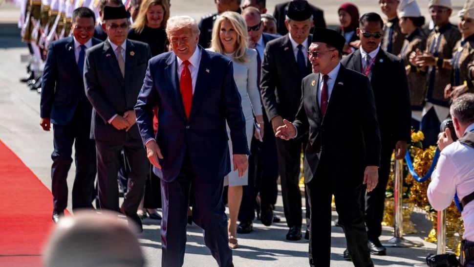 La 80 de ani, Trump dansează ca un flăcău. Cum a surprins publicul la sosirea sa în Malaezia