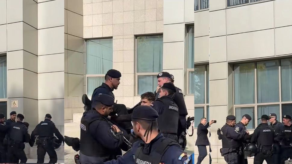 Incidente grave la Tribunal: susținător al lui Călin Georgescu, ridicat de jandarmi. Soția însărcinată susține că a fost luat fără motiv. Reacția oficială a Jandarmeriei – VIDEO