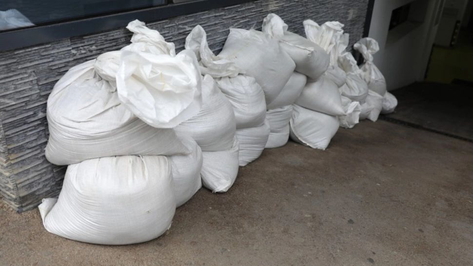 Reacția Primăriei Constanța, după ce mai mulți saci cu nisip puşi împotriva inundaţiilor au fost furaţi: ”Nu sunt bunuri comune la cheremul cetăţenilor”