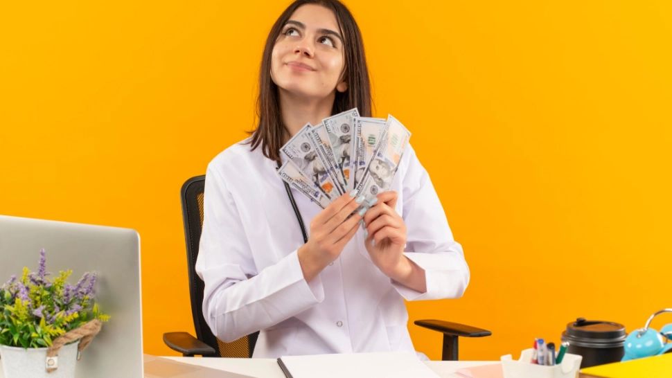 Salariații vor putea afla, în sfârșit, cât câștigă colegii lor. UE impune transparența salarială până în 2026