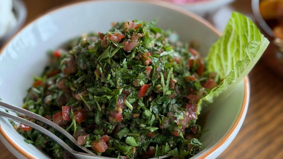 Cum să faci acasă cea mai populară salată libaneză. Este bogată în vitamina C și o sursă de energie