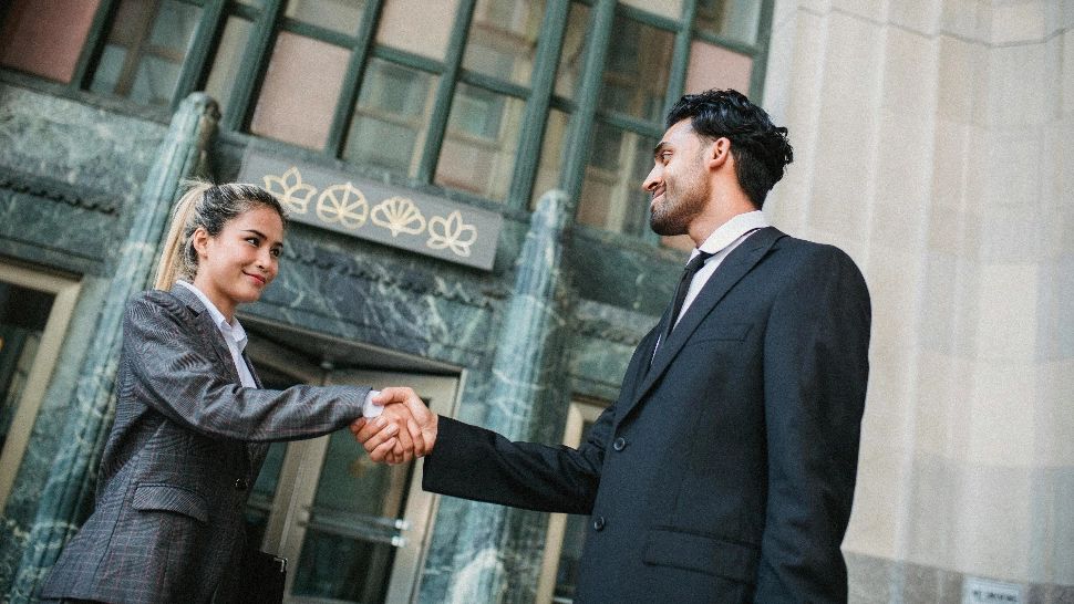 Cine salută primul, bărbatul sau femeia? Ce spune codul bunelor maniere?