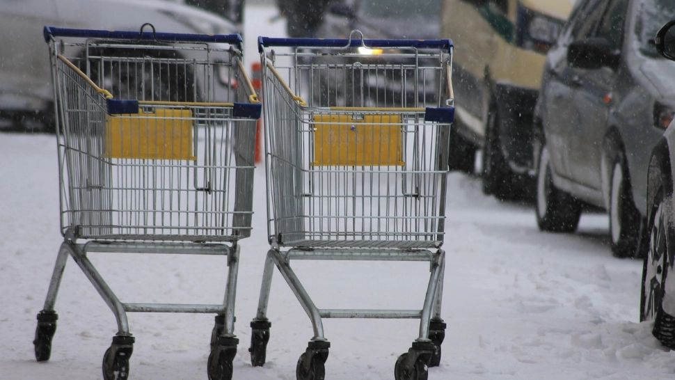 Românii, turiști în magazine din cauza inflației RECORD. Oamenii își fac provizii de mâncare de teama scumpirilor