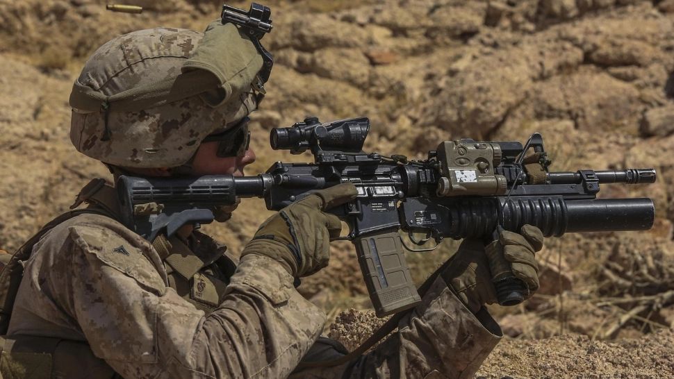 Incident halucinant într-o bază militară din Rusia. Un militar și-a împușcat camaradul, după care s-a sinucis 