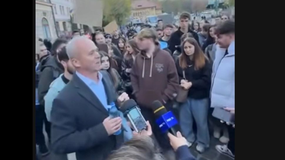 Scandal în curtea Universității Transilvania. Rectorul acuză studenții că au adus gândacii de acasă