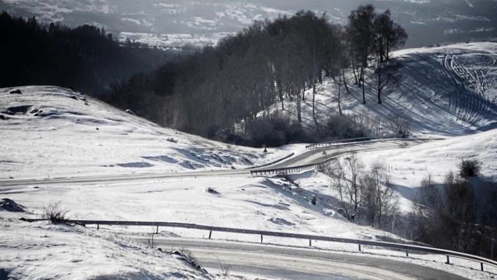 Circulația rutieră închisă pe Transfăgărășan și Transalpina din cauza condițiilor de iarnă