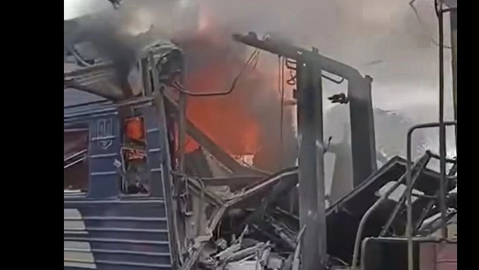 Rusia a bombardat un tren plin cu oameni, în Ucraina. Autoritățile de la Kiev anunță peste 30 de răniți VIDEO
