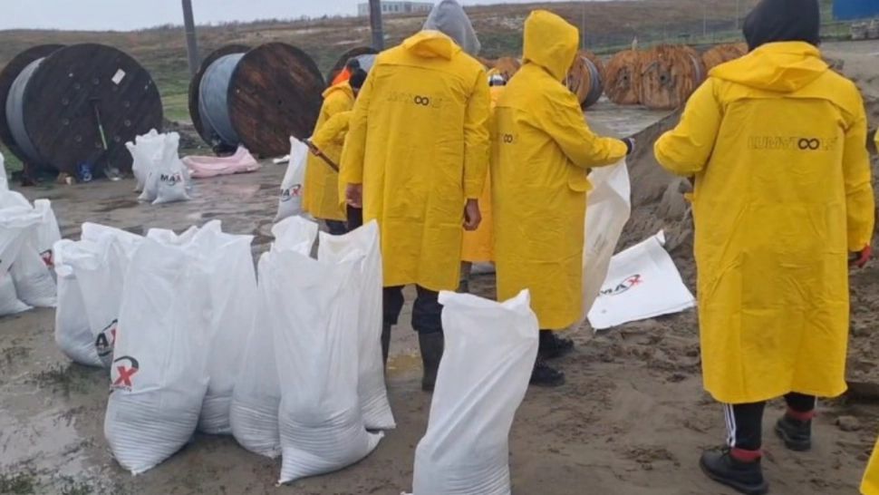 Cod roșu în Constanța. Primăria Valu lui Traian a înființat un Centru de Permanență și distribuie saci de nisip VIDEO