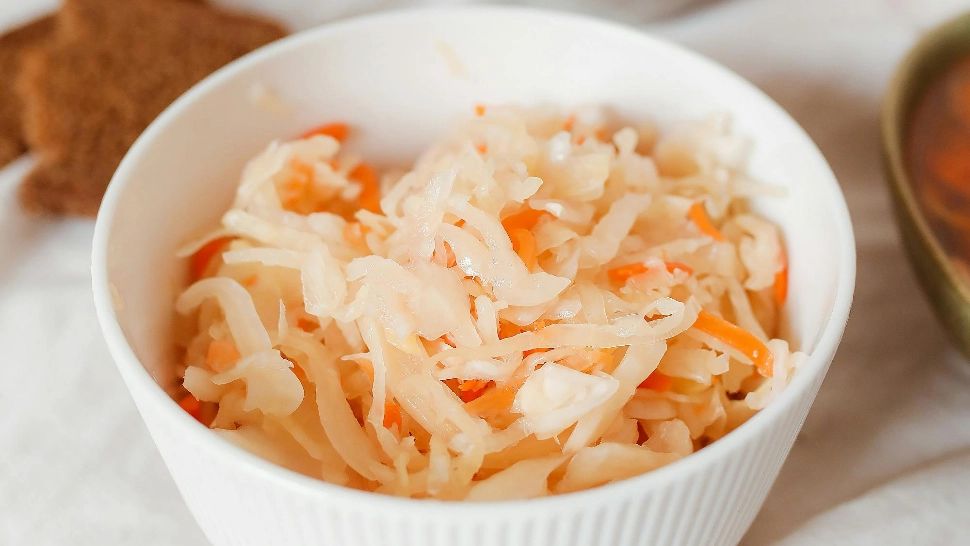 Salata de varză cu morcovi la borcan. O rețetă rapidă de murături, potrivită pentru orice preparat pe bază de carne